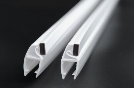 PVH04-907WM8 Магнитный уплотнительный профиль для стекла 8мм, регулируемый 90°- 180°, 2500 мм, premium