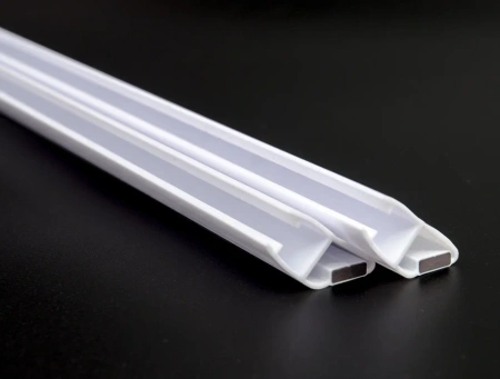 PVH04-902WM8 Магнитный уплотнительный профиль, 180° скошенный угол для стекла 8мм, 2500мм, premium